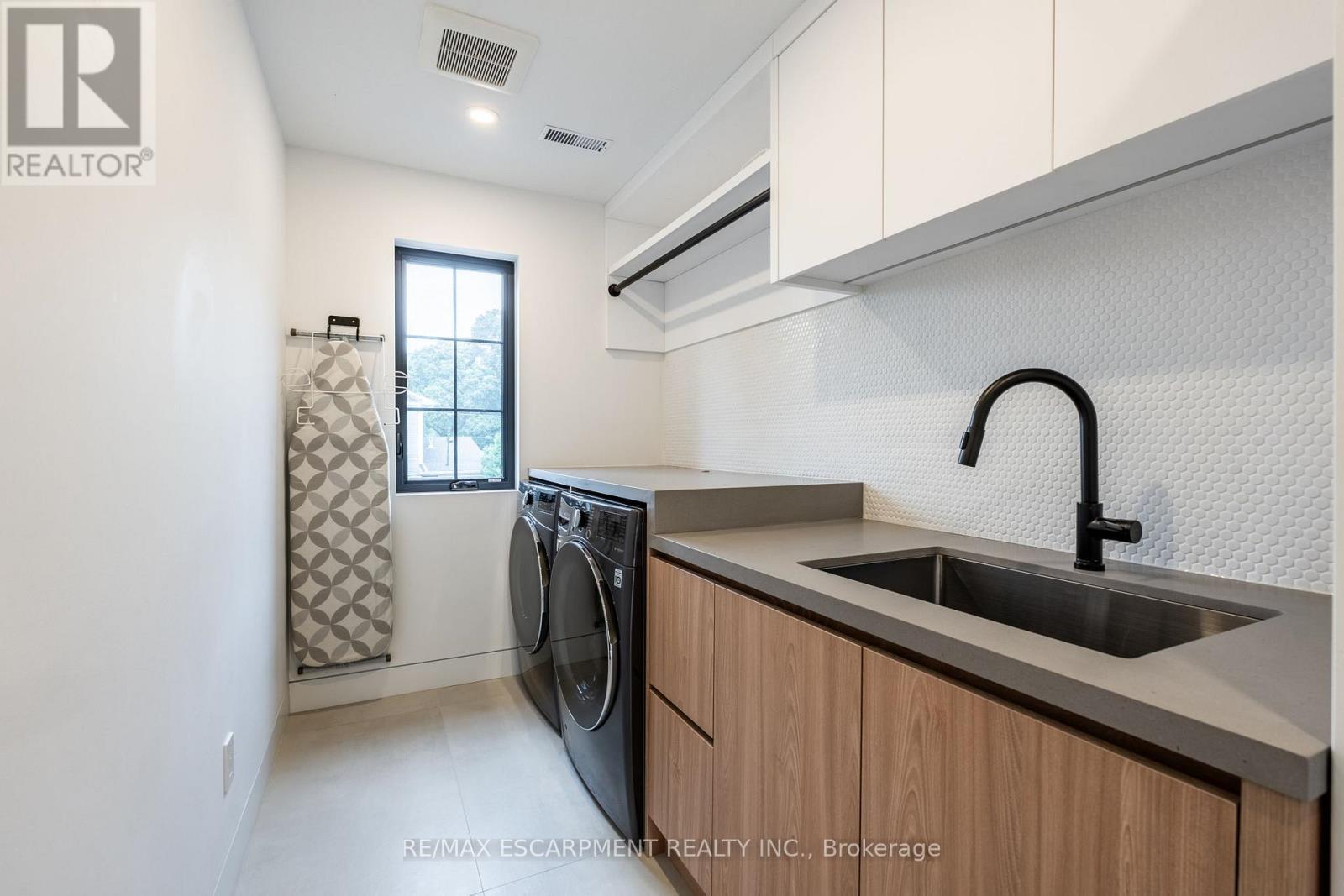 5135 Mulberry Drive, Burlington, ON - Indoor Photo Showing Laundry Room