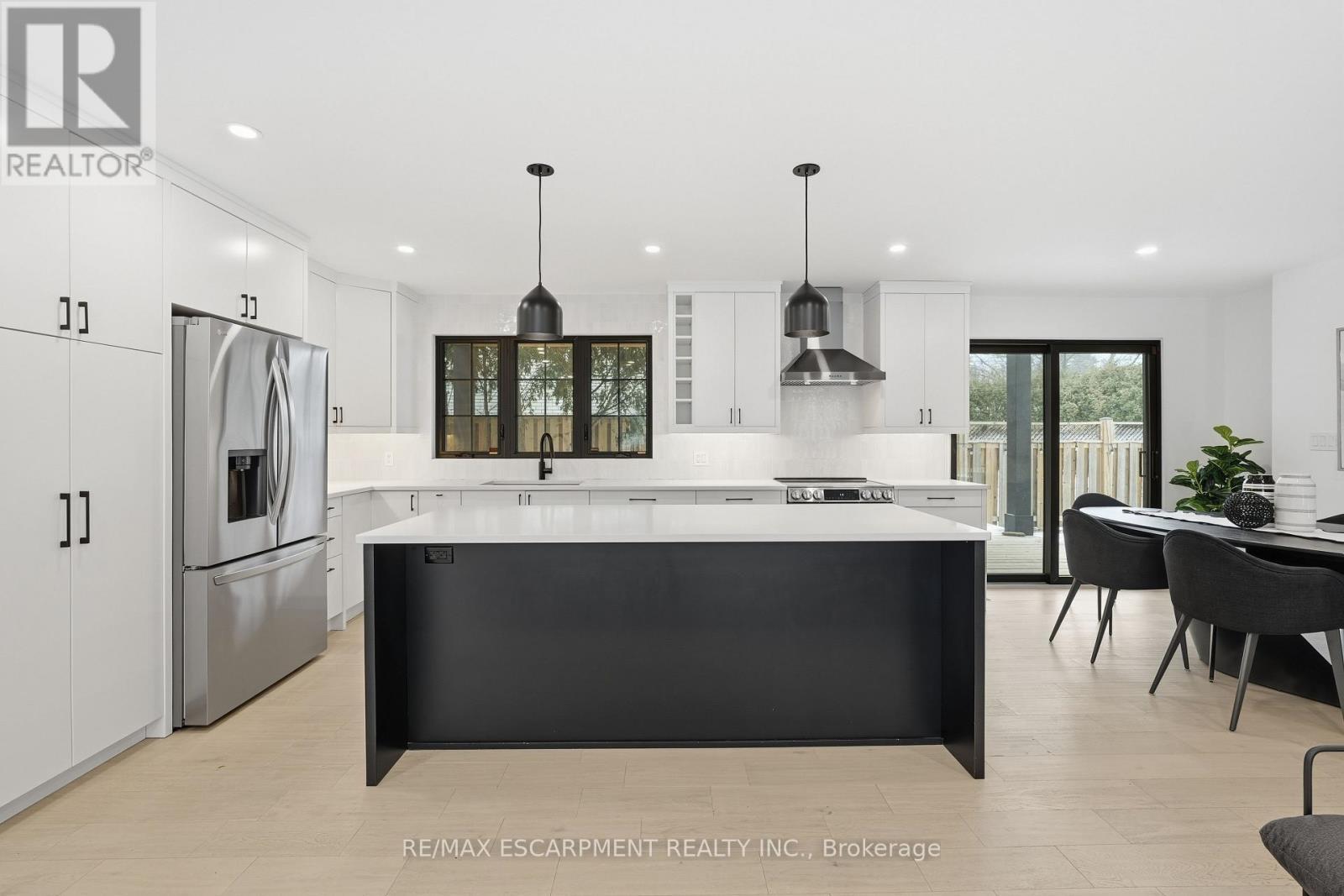 5135 Mulberry Drive, Burlington, ON - Indoor Photo Showing Kitchen With Upgraded Kitchen