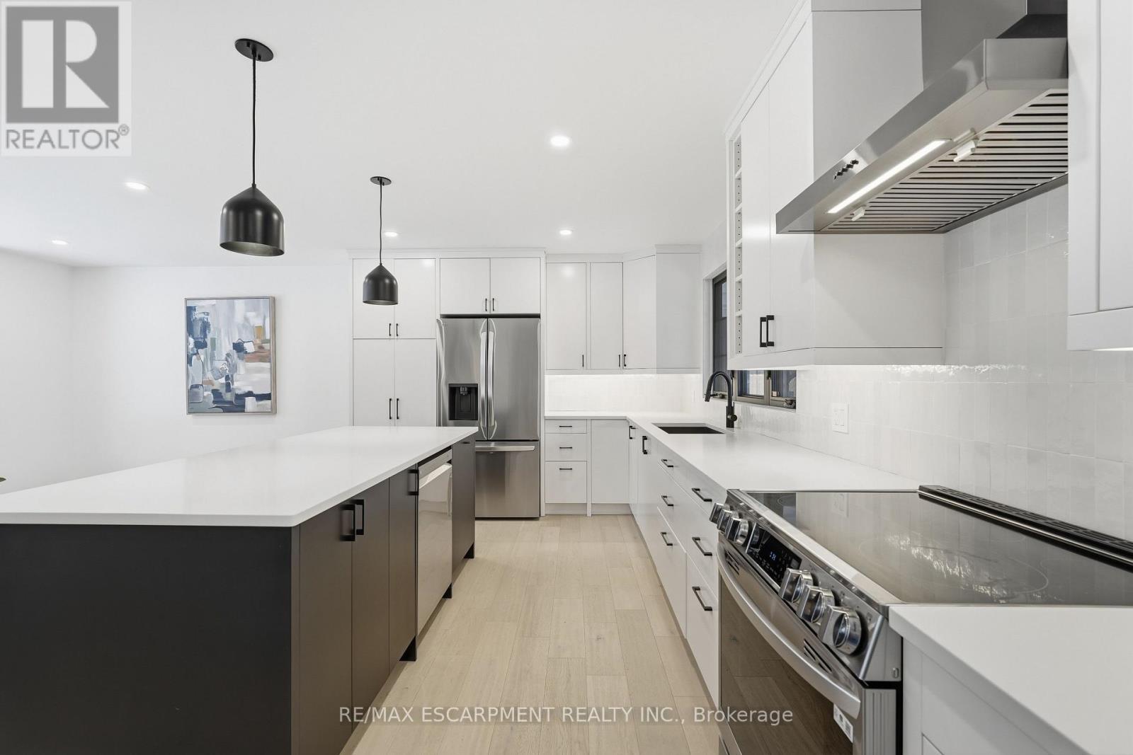 5135 Mulberry Drive, Burlington, ON - Indoor Photo Showing Kitchen With Upgraded Kitchen