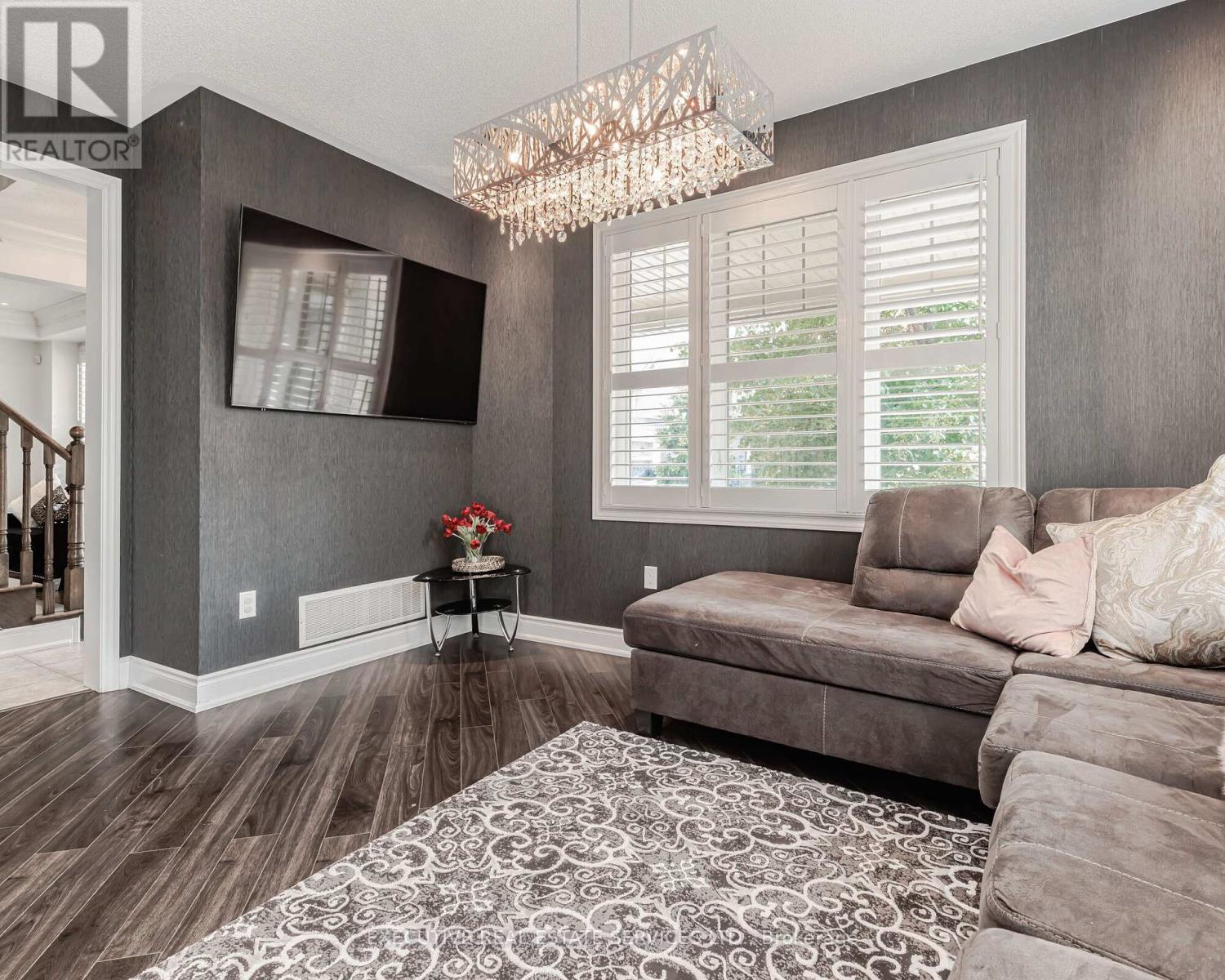 2 Nectarlane Avenue, Caledon, ON - Indoor Photo Showing Living Room