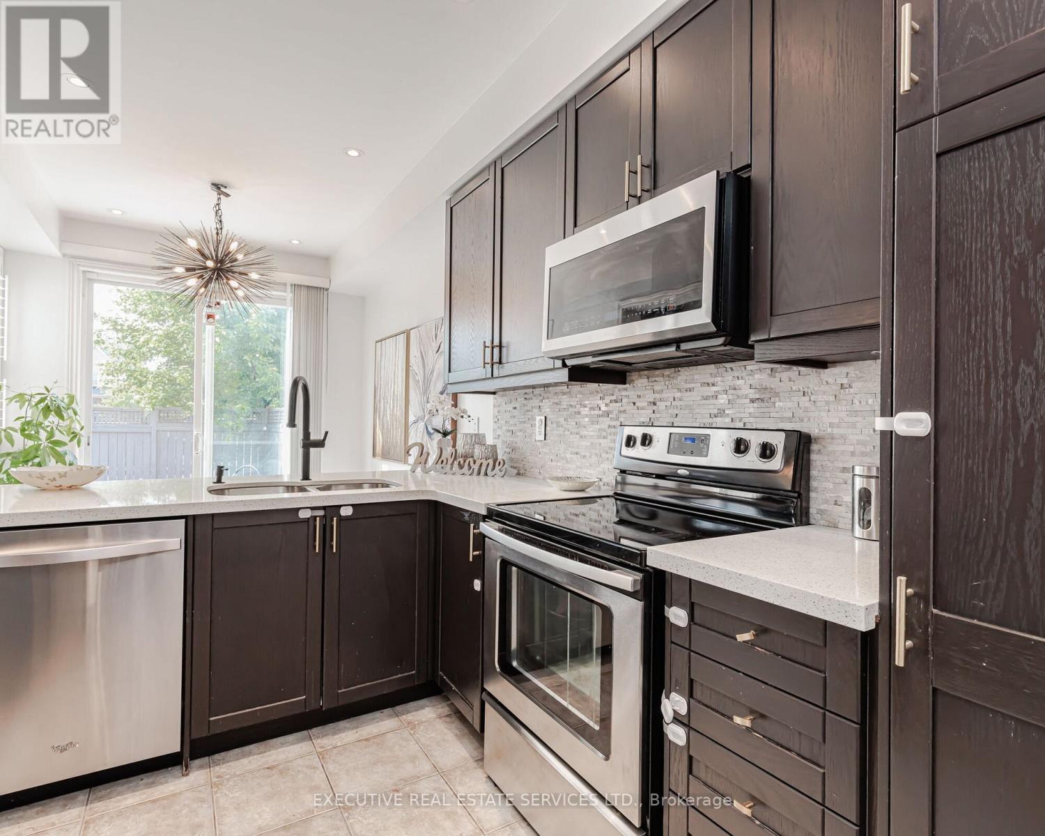 2 Nectarlane Avenue, Caledon, ON - Indoor Photo Showing Kitchen With Stainless Steel Kitchen With Double Sink With Upgraded Kitchen