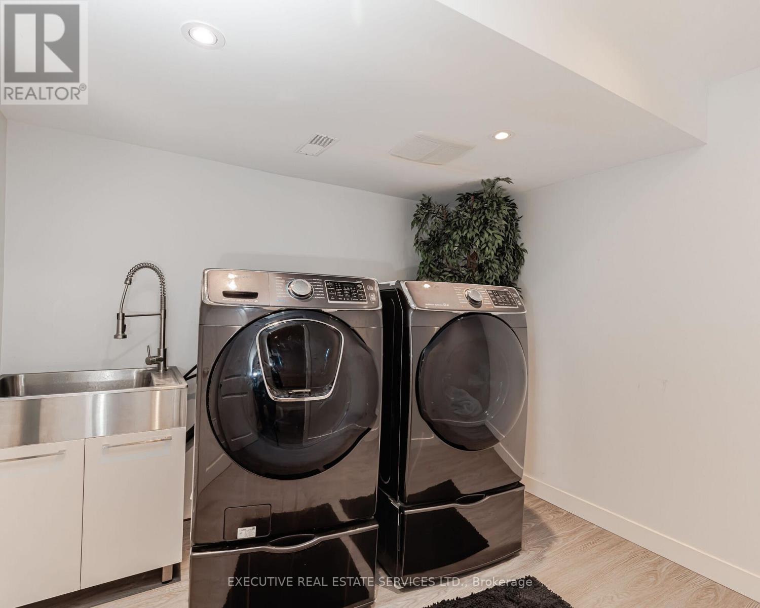 2 Nectarlane Avenue, Caledon, ON - Indoor Photo Showing Laundry Room