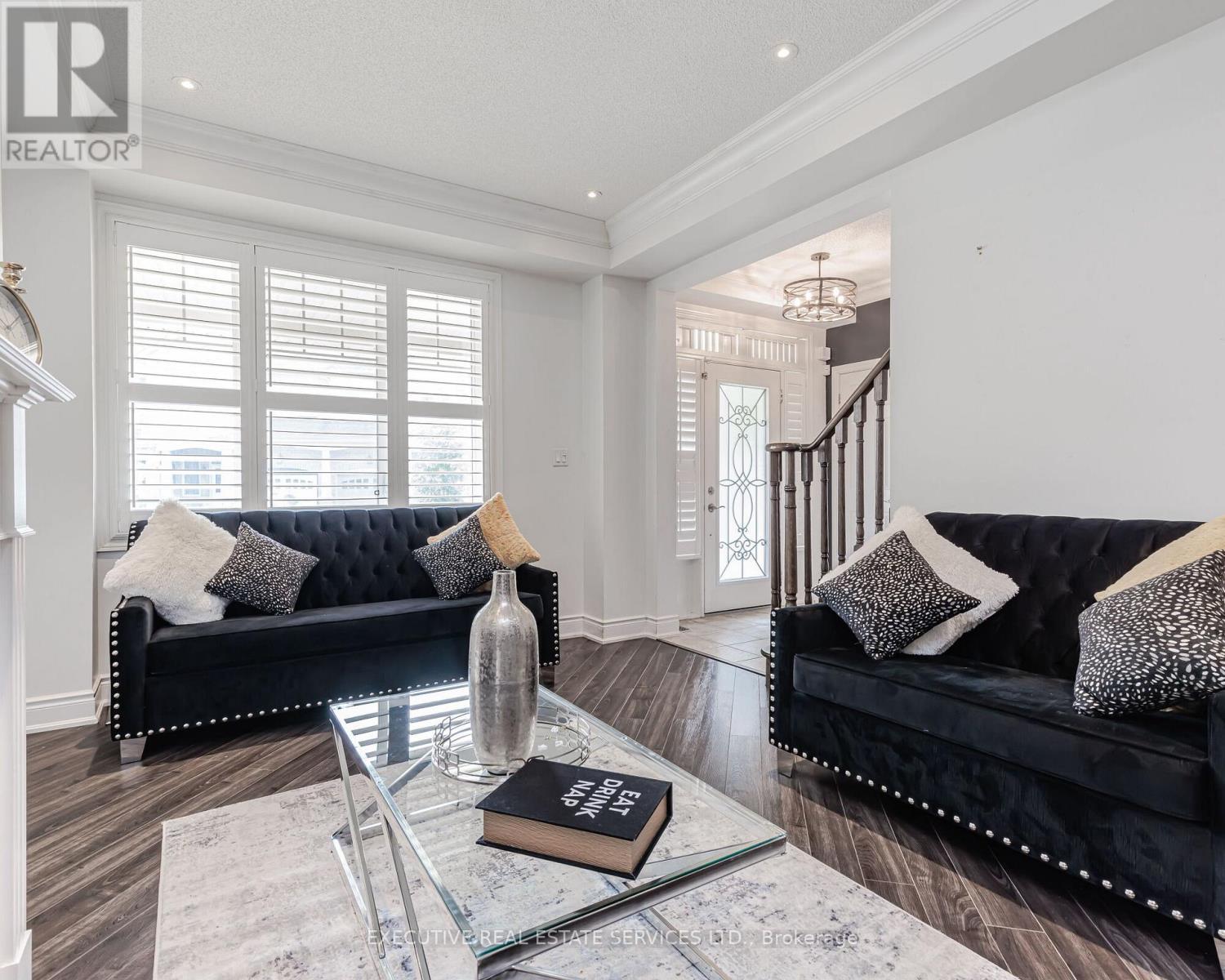 2 Nectarlane Avenue, Caledon, ON - Indoor Photo Showing Living Room