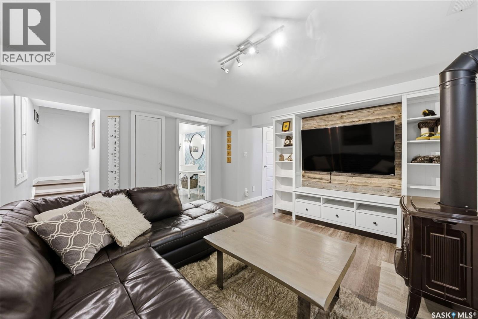 615 Walmer Road, Saskatoon, SK - Indoor Photo Showing Living Room