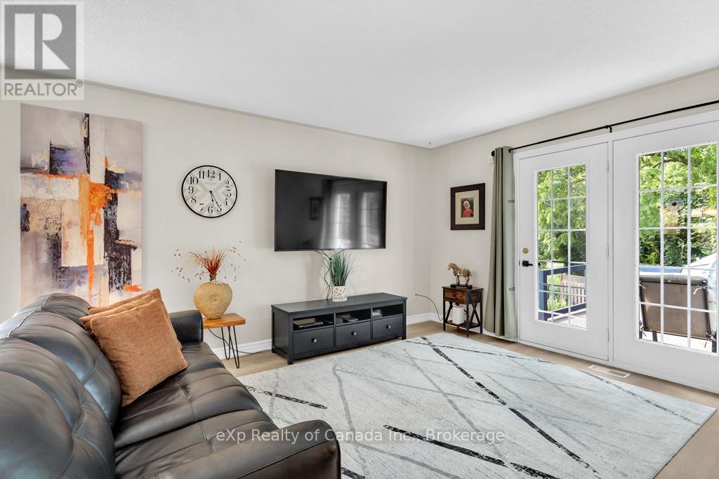 124 Wilson Avenue, Tillsonburg, ON - Indoor Photo Showing Living Room