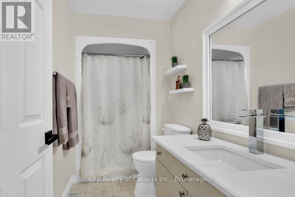 124 Wilson Avenue, Tillsonburg, ON - Indoor Photo Showing Bathroom