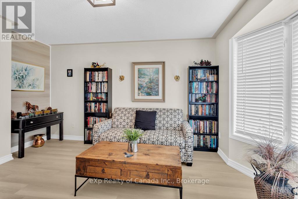 124 Wilson Avenue, Tillsonburg, ON - Indoor Photo Showing Living Room