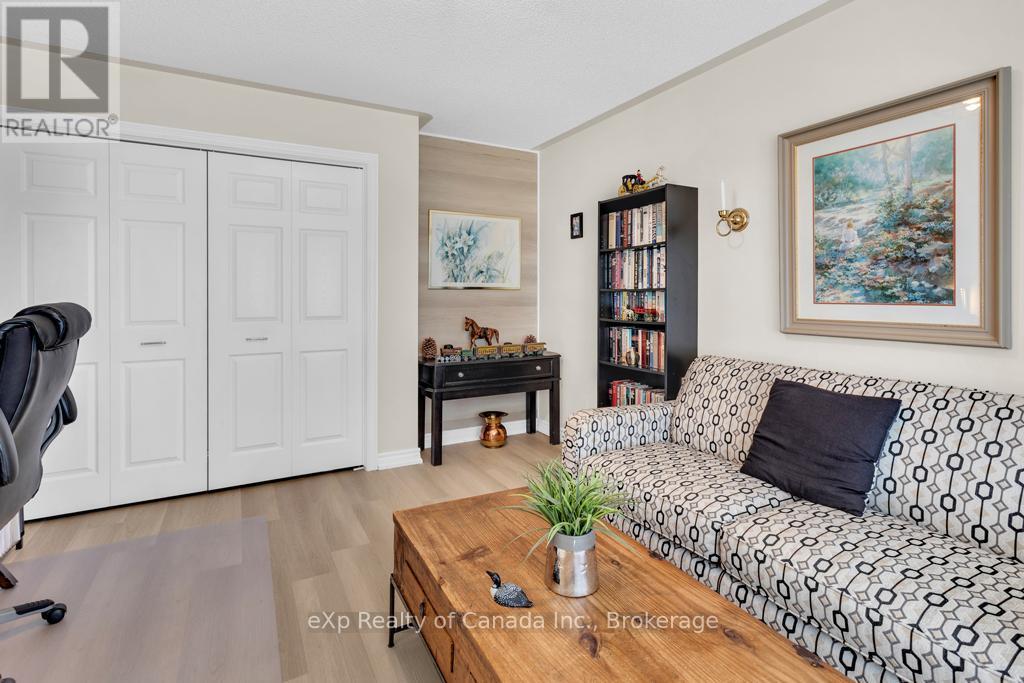 124 Wilson Avenue, Tillsonburg, ON - Indoor Photo Showing Living Room