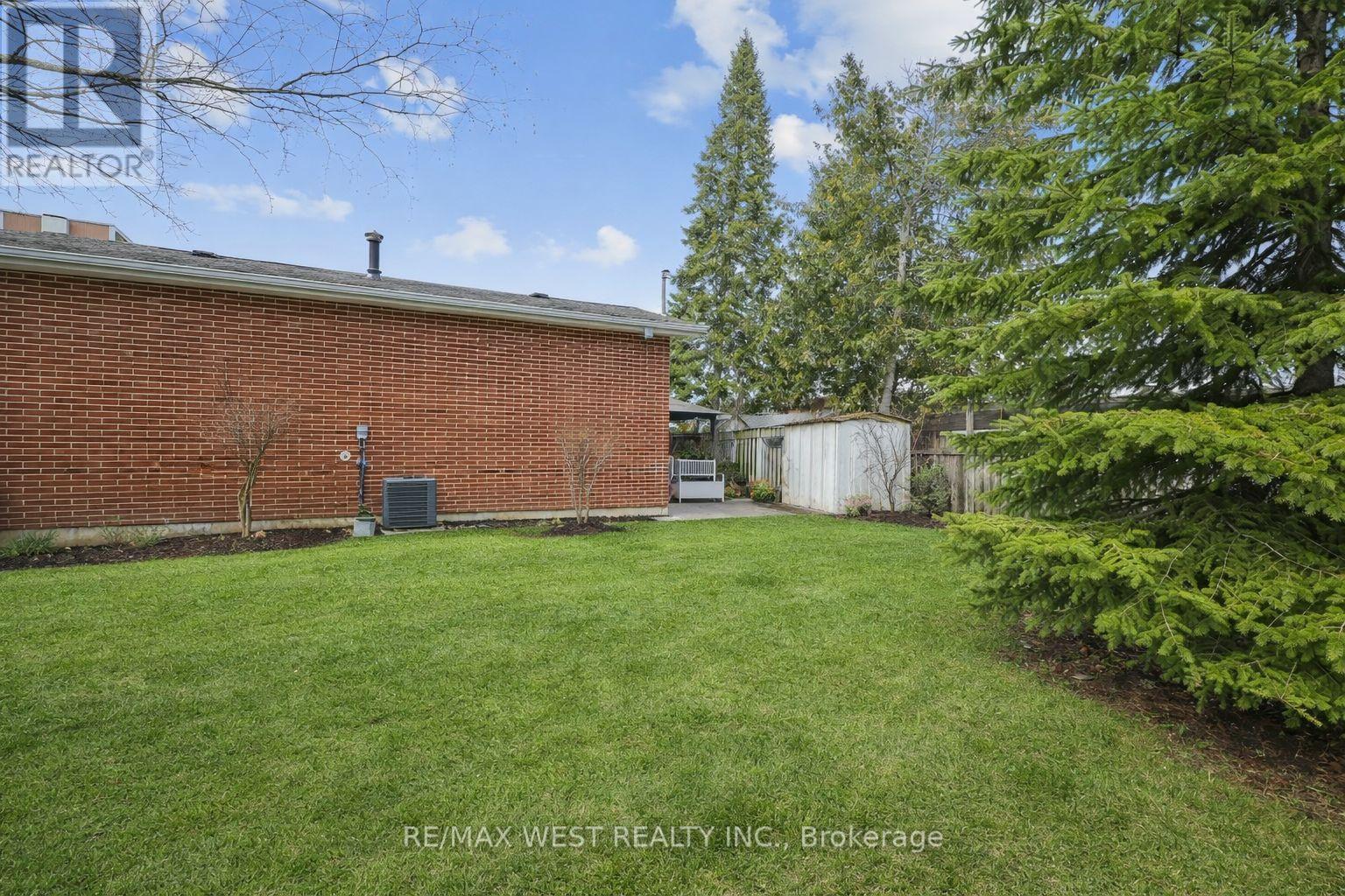 2 Lisburn Crescent, Toronto, ON - Outdoor