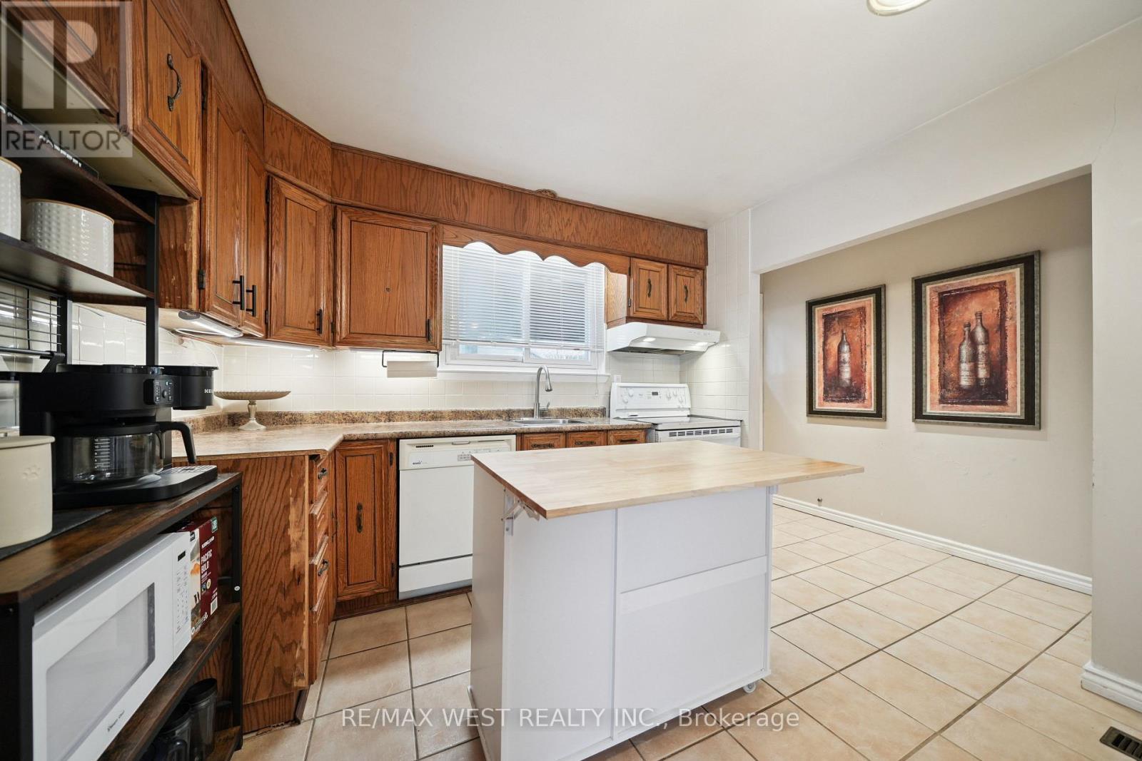 2 Lisburn Crescent, Toronto, ON - Indoor Photo Showing Kitchen