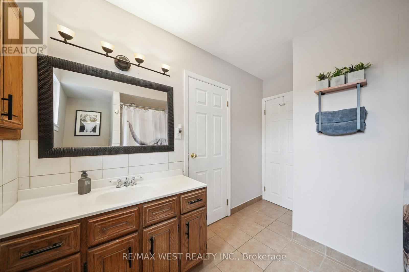 2 Lisburn Crescent, Toronto, ON - Indoor Photo Showing Bathroom