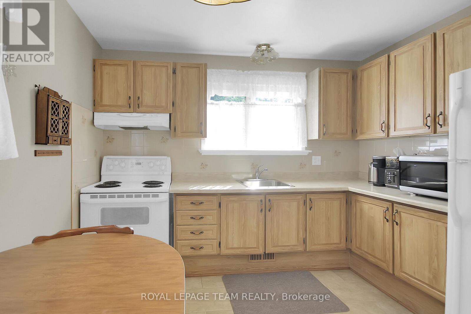 962 Dynes Road, Ottawa, ON - Indoor Photo Showing Kitchen