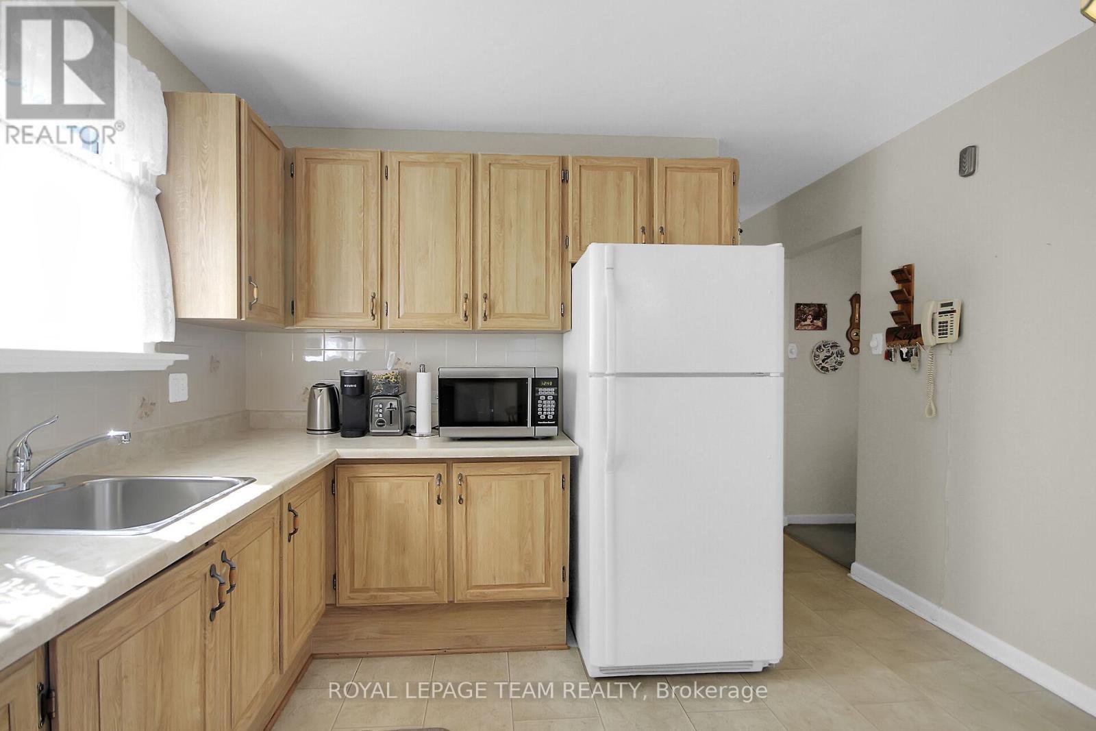 962 Dynes Road, Ottawa, ON - Indoor Photo Showing Kitchen