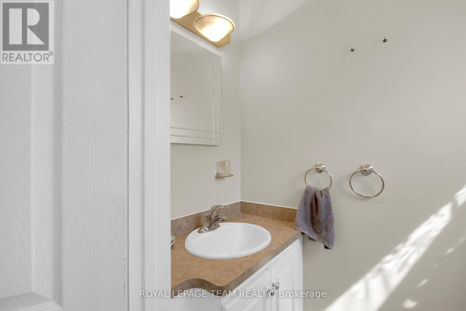 962 Dynes Road, Ottawa, ON - Indoor Photo Showing Bathroom
