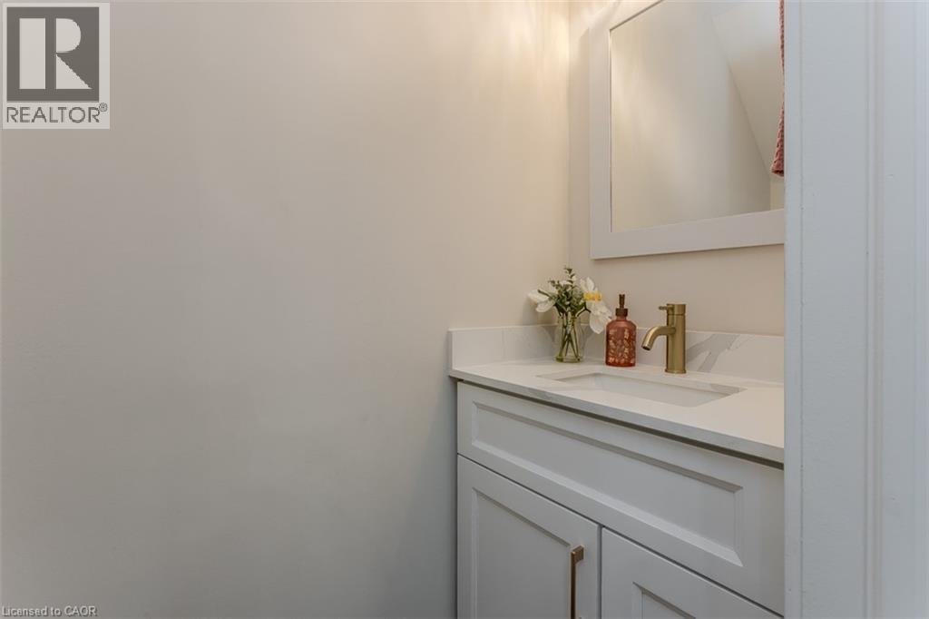 621 Francis Road, Burlington, ON - Indoor Photo Showing Bathroom