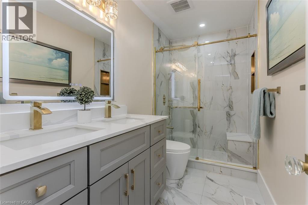 621 Francis Road, Burlington, ON - Indoor Photo Showing Bathroom