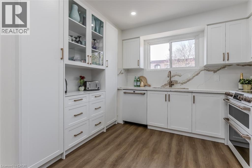 621 Francis Road, Burlington, ON - Indoor Photo Showing Kitchen
