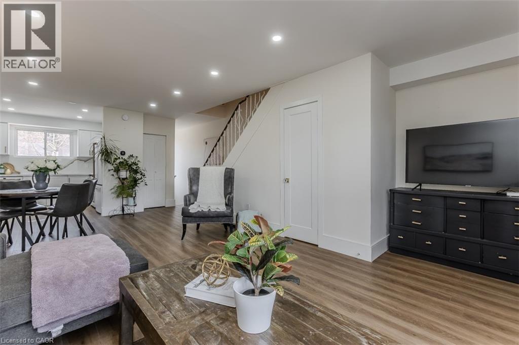 621 Francis Road, Burlington, ON - Indoor Photo Showing Living Room