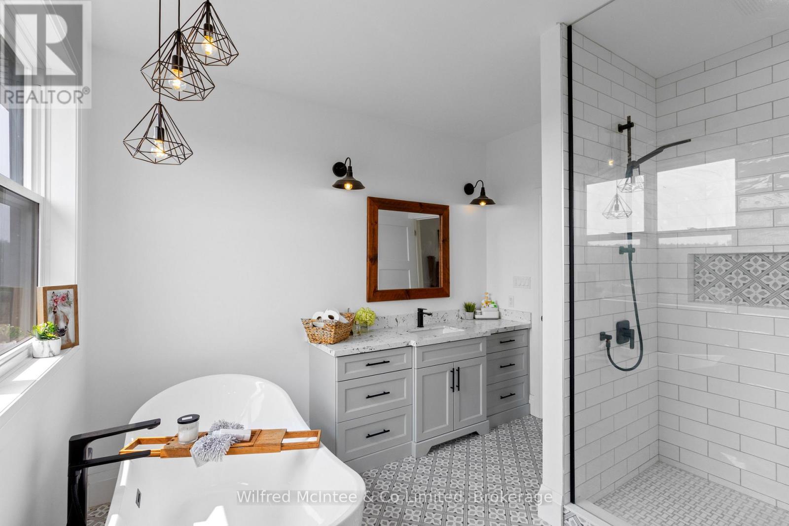 574461 Sideroad 40, West Grey, ON - Indoor Photo Showing Bathroom