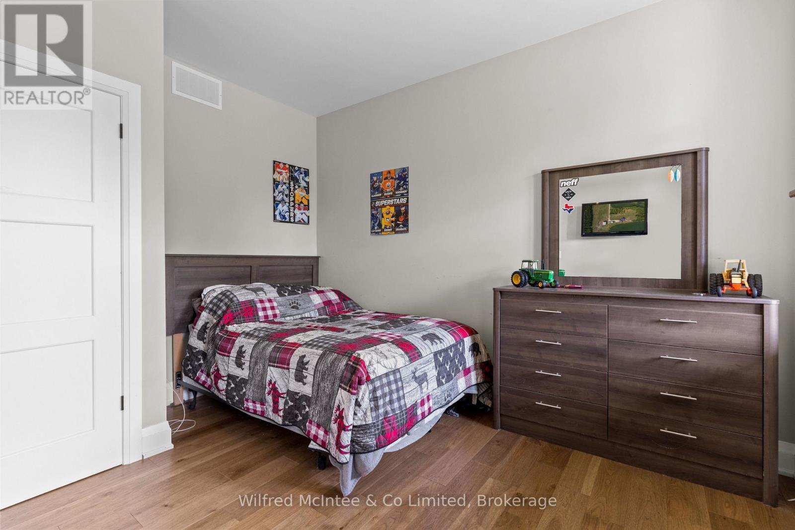 574461 Sideroad 40, West Grey, ON - Indoor Photo Showing Bedroom