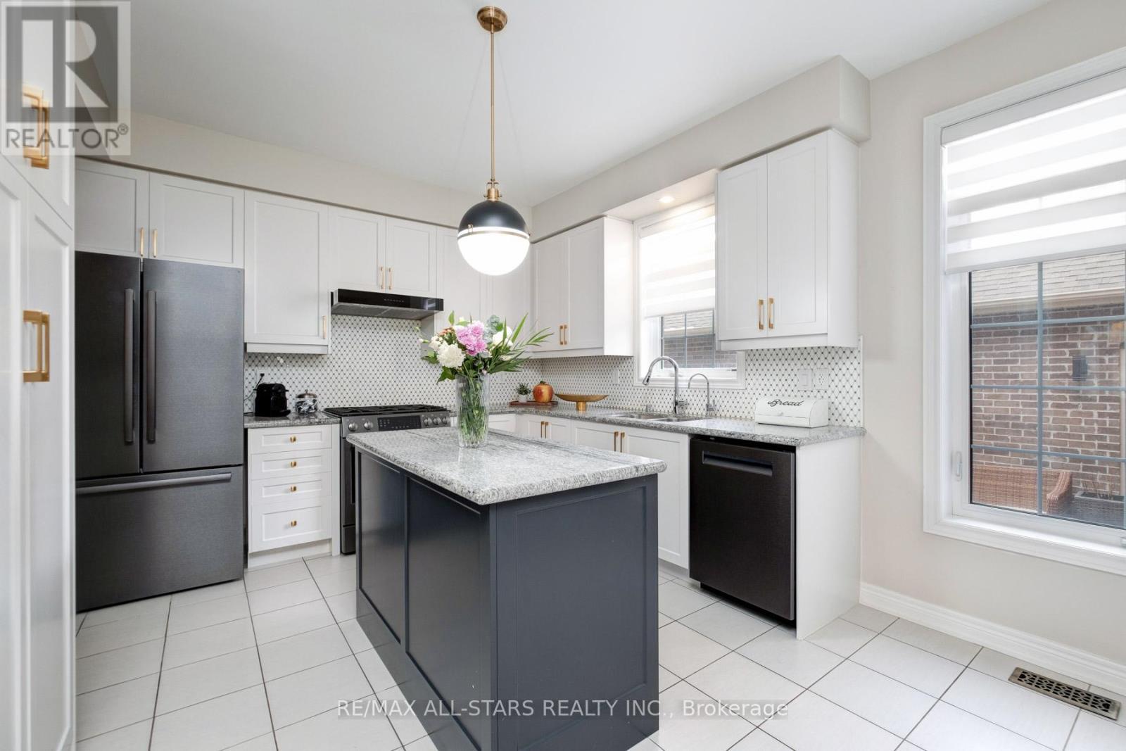 212 East'S Corners Boulevard, Vaughan, ON - Indoor Photo Showing Kitchen With Upgraded Kitchen