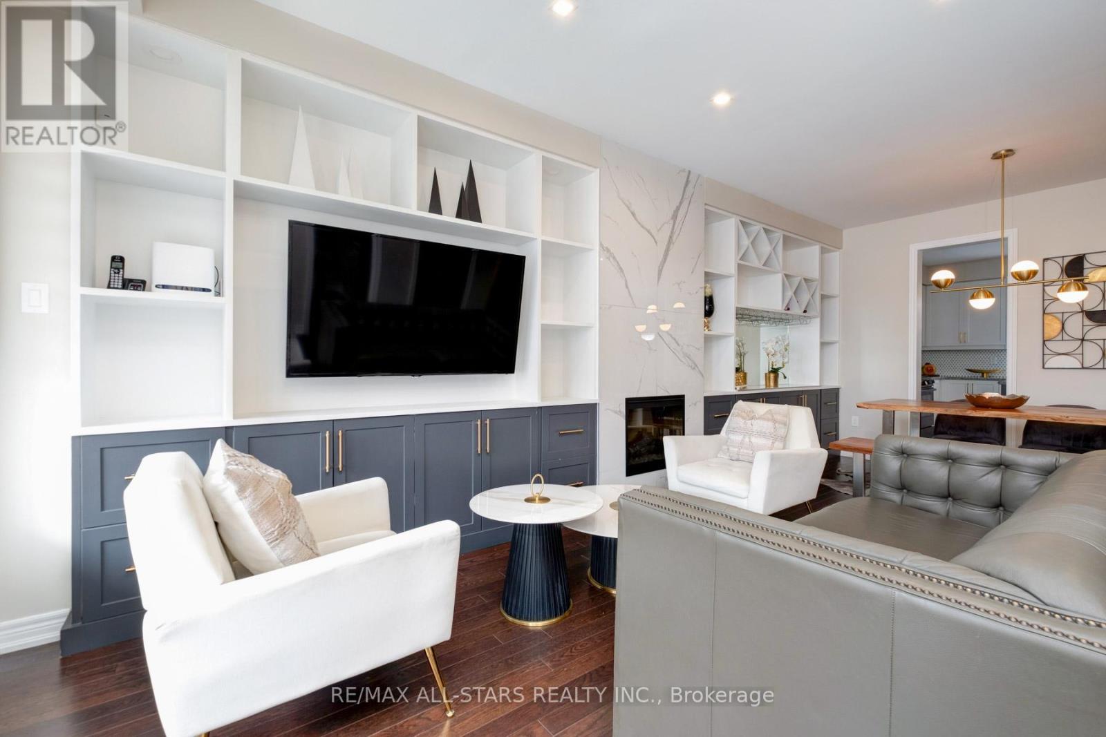 212 East'S Corners Boulevard, Vaughan, ON - Indoor Photo Showing Living Room