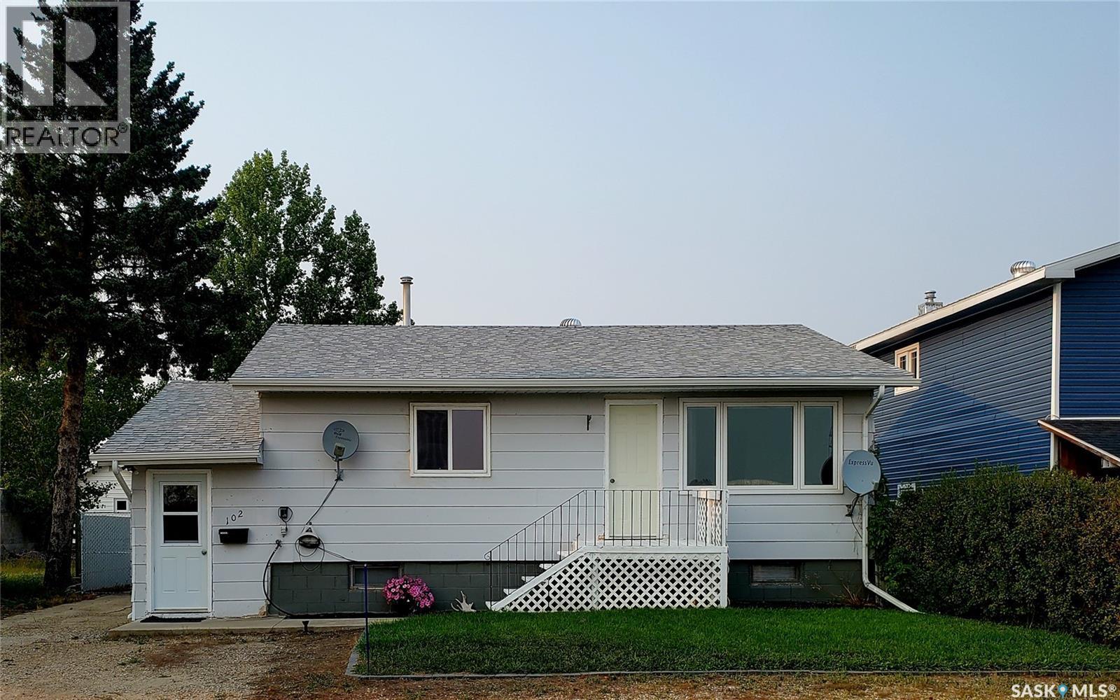 102 Railway Avenue E, Waldeck, SK - Outdoor With Exterior