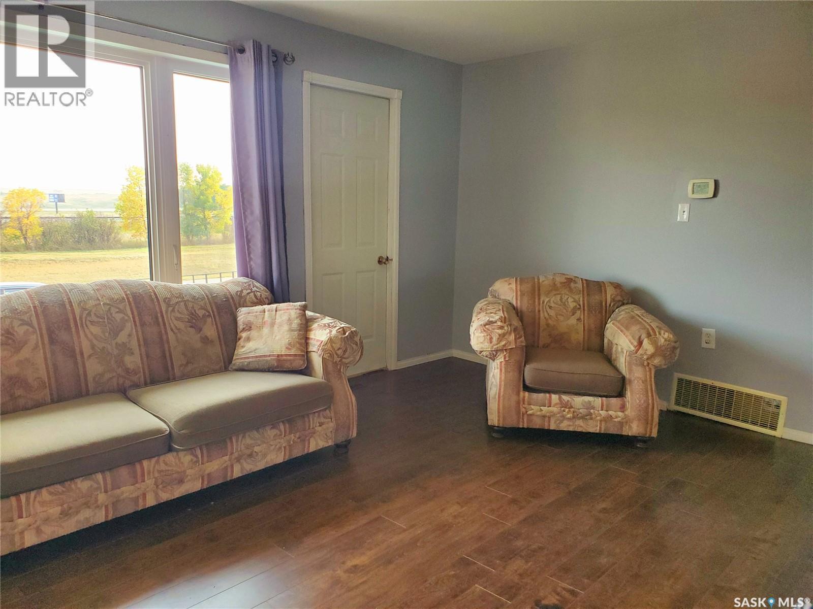 102 Railway Avenue E, Waldeck, SK - Indoor Photo Showing Living Room