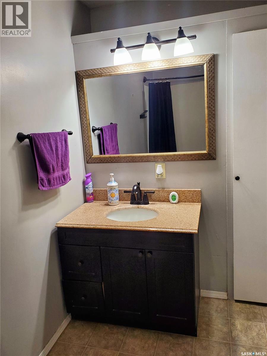 102 Railway Avenue E, Waldeck, SK - Indoor Photo Showing Bathroom