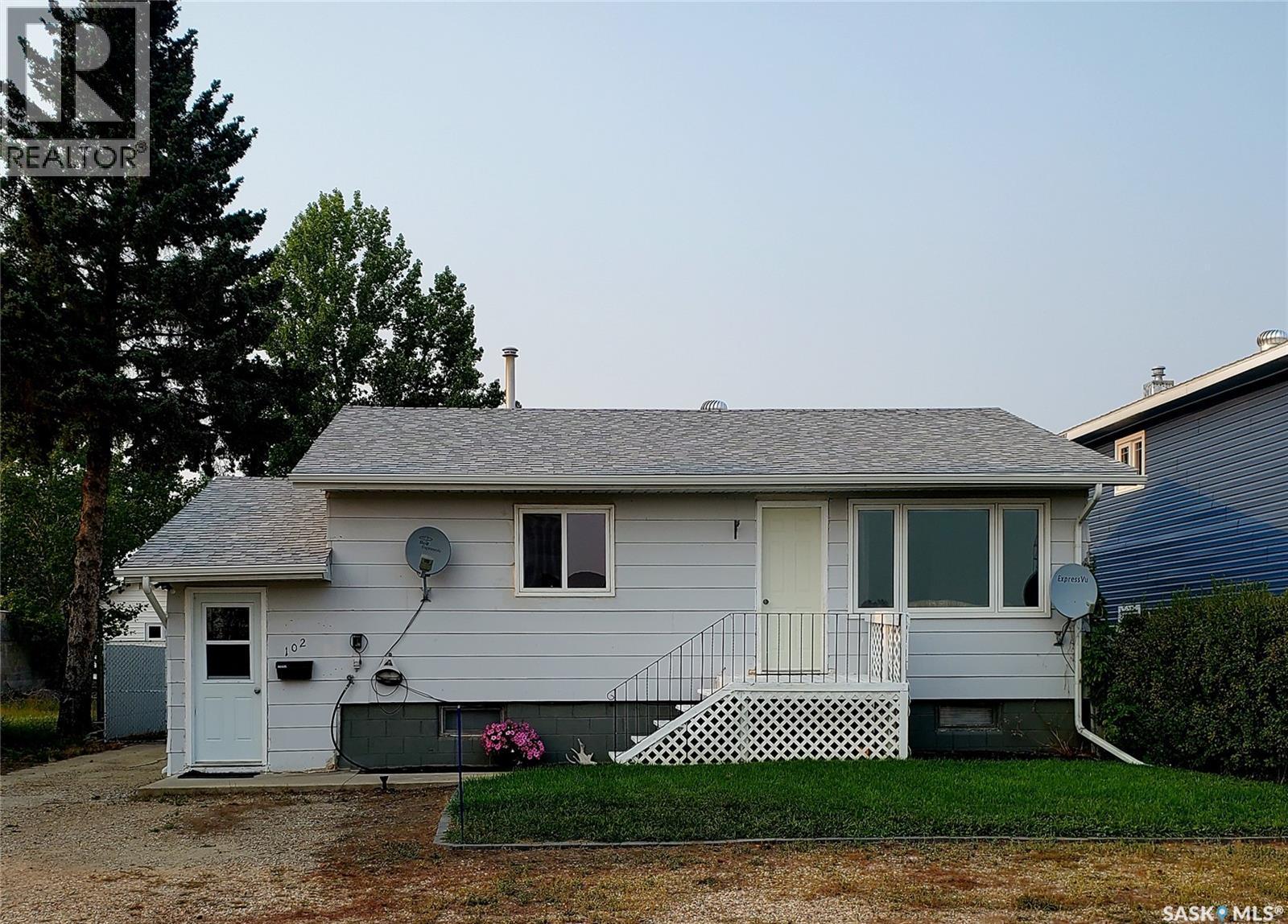 102 Railway Avenue E, Waldeck, SK - Outdoor With Exterior