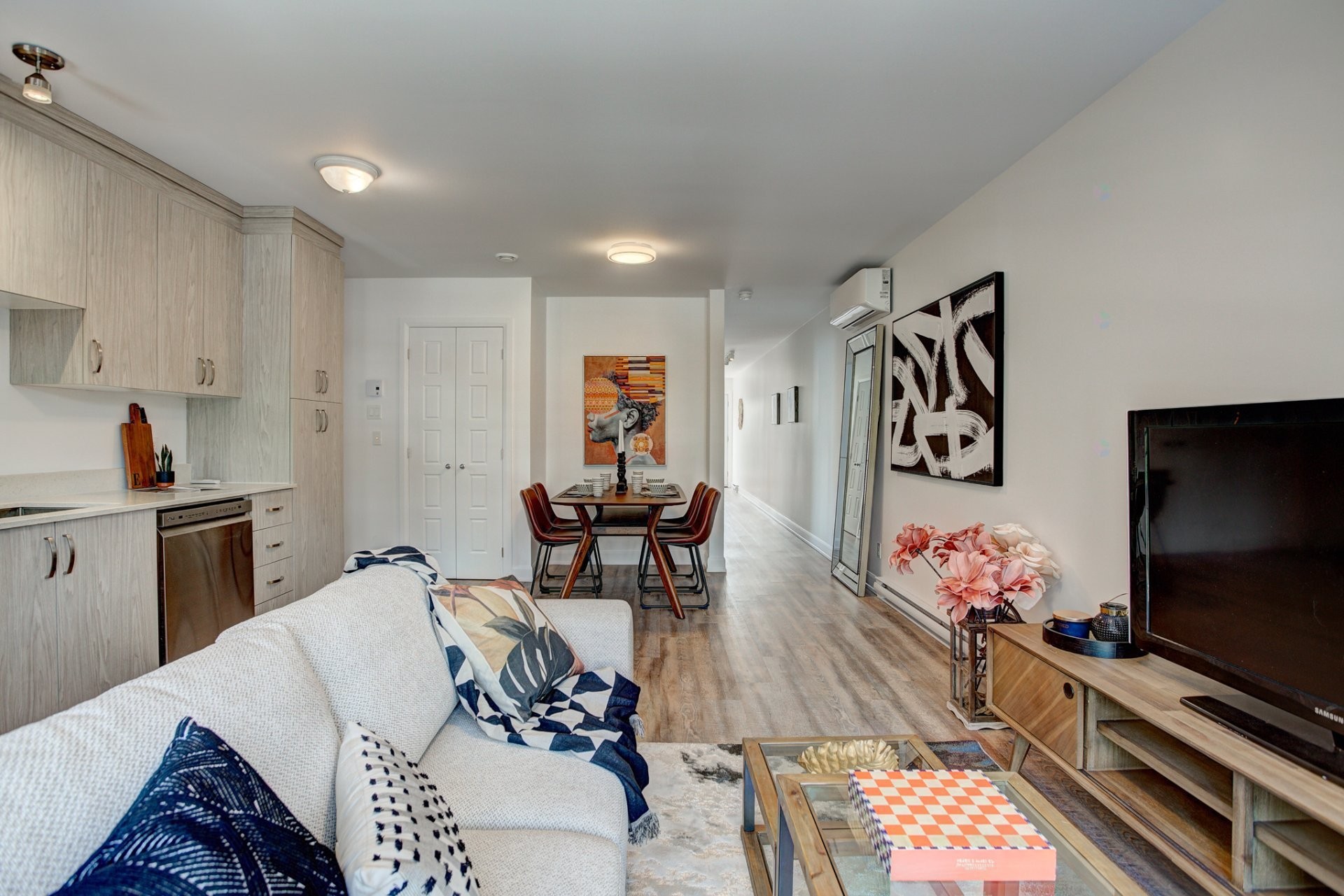 Living Room - 3950 Rue Lacordaire, Montréal (Mercier/Hochelaga-Maisonneuve), QC - Indoor