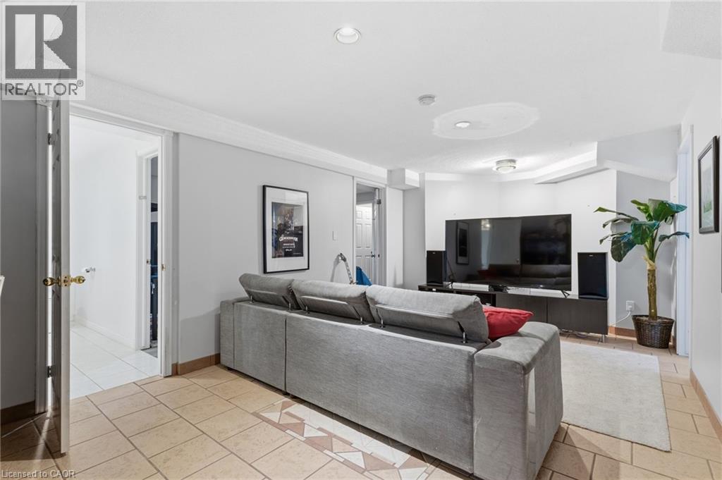 2223 Headon Road, Burlington, ON - Indoor Photo Showing Living Room