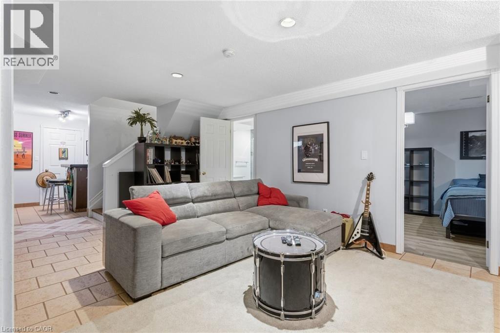 2223 Headon Road, Burlington, ON - Indoor Photo Showing Living Room