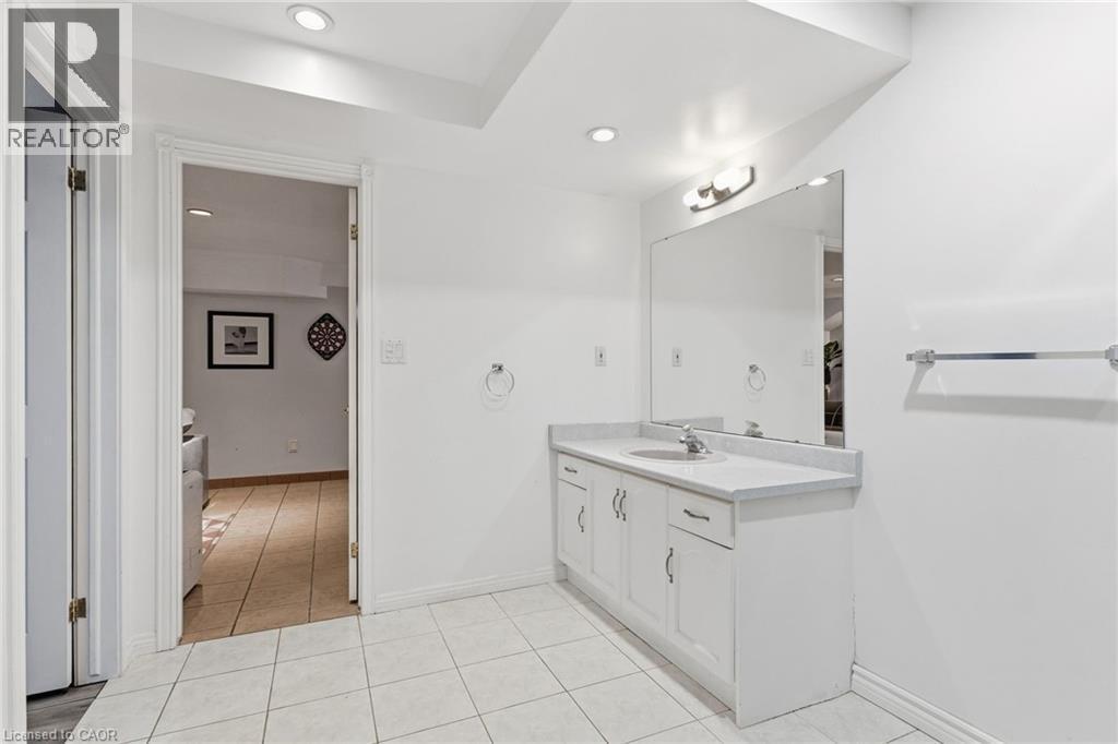2223 Headon Road, Burlington, ON - Indoor Photo Showing Bathroom