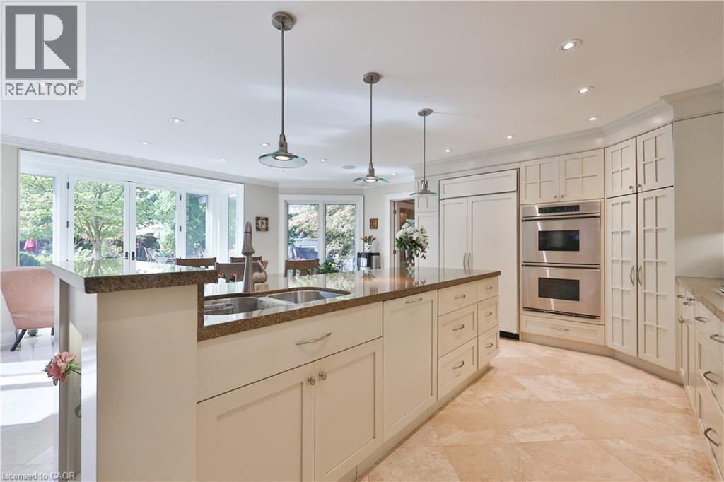 342 Pomona Avenue, Burlington, ON - Indoor Photo Showing Kitchen With Double Sink With Upgraded Kitchen