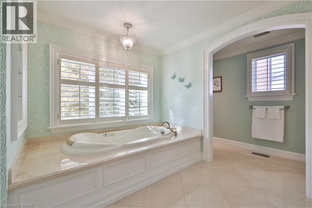342 Pomona Avenue, Burlington, ON - Indoor Photo Showing Bathroom