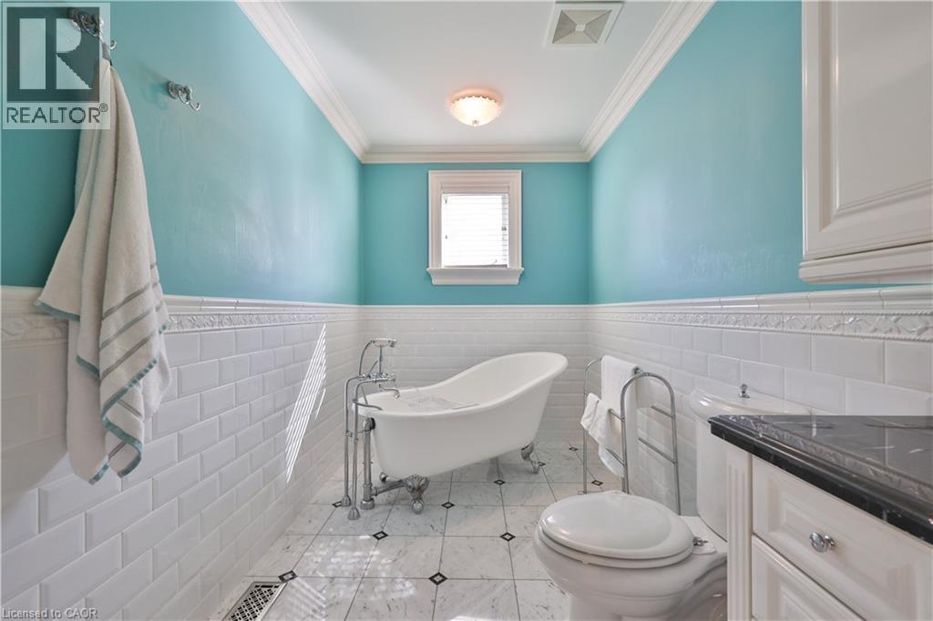 342 Pomona Avenue, Burlington, ON - Indoor Photo Showing Bathroom