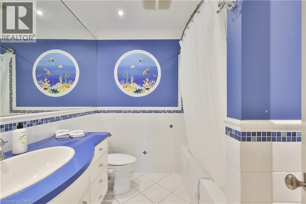 342 Pomona Avenue, Burlington, ON - Indoor Photo Showing Bathroom