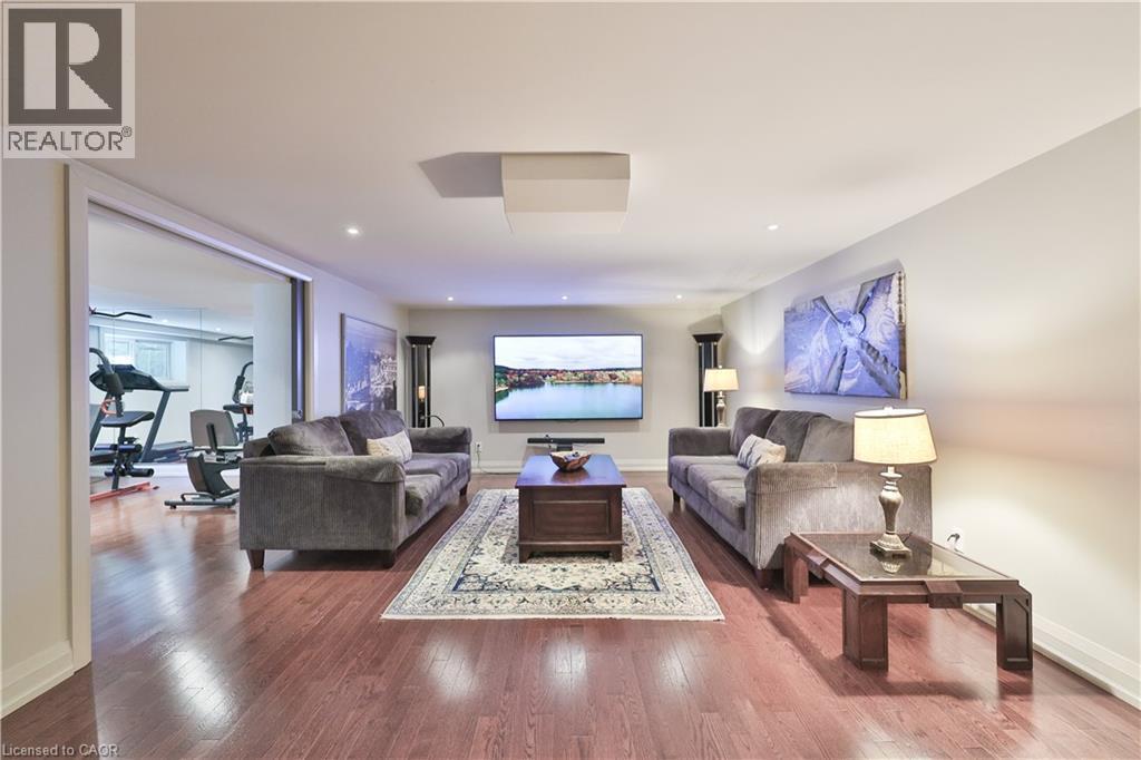 342 Pomona Avenue, Burlington, ON - Indoor Photo Showing Living Room