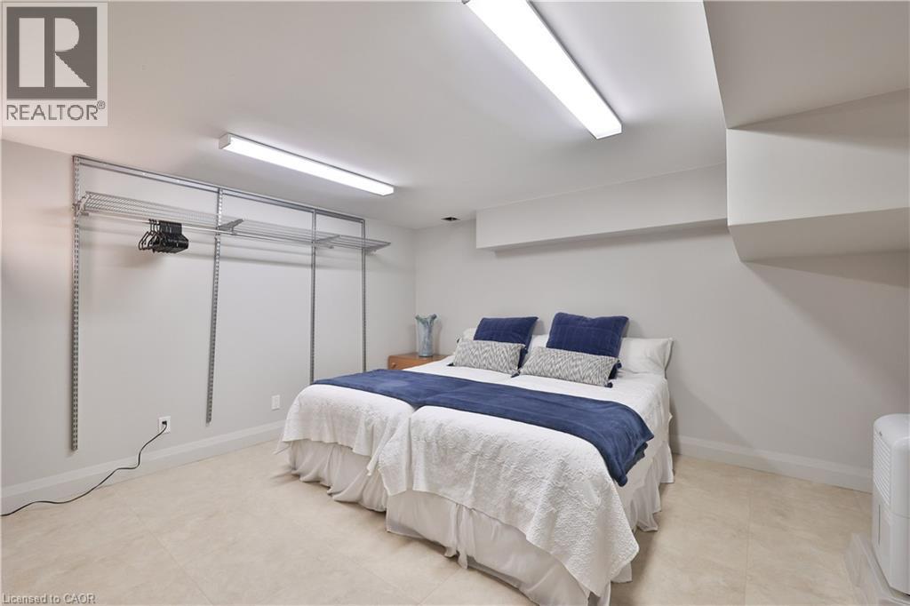 342 Pomona Avenue, Burlington, ON - Indoor Photo Showing Bedroom