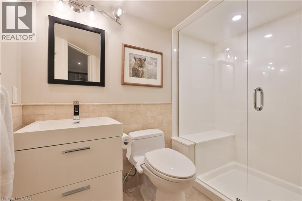 342 Pomona Avenue, Burlington, ON - Indoor Photo Showing Bathroom