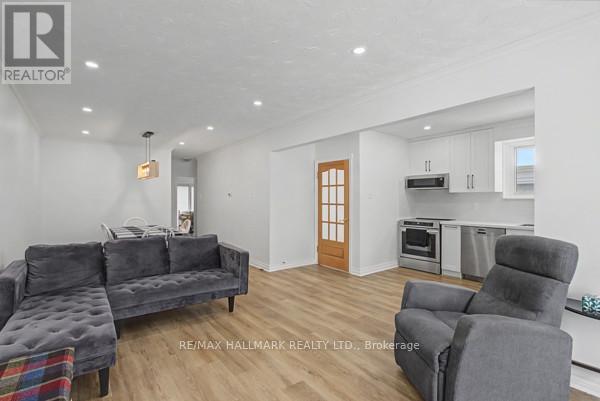 37 Avis Crescent, Toronto, ON - Indoor Photo Showing Living Room