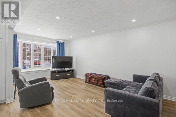 37 Avis Crescent, Toronto, ON - Indoor Photo Showing Living Room
