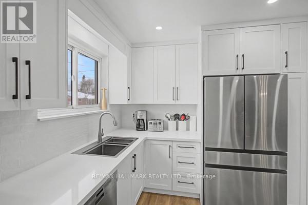 37 Avis Crescent, Toronto, ON - Indoor Photo Showing Kitchen With Double Sink With Upgraded Kitchen