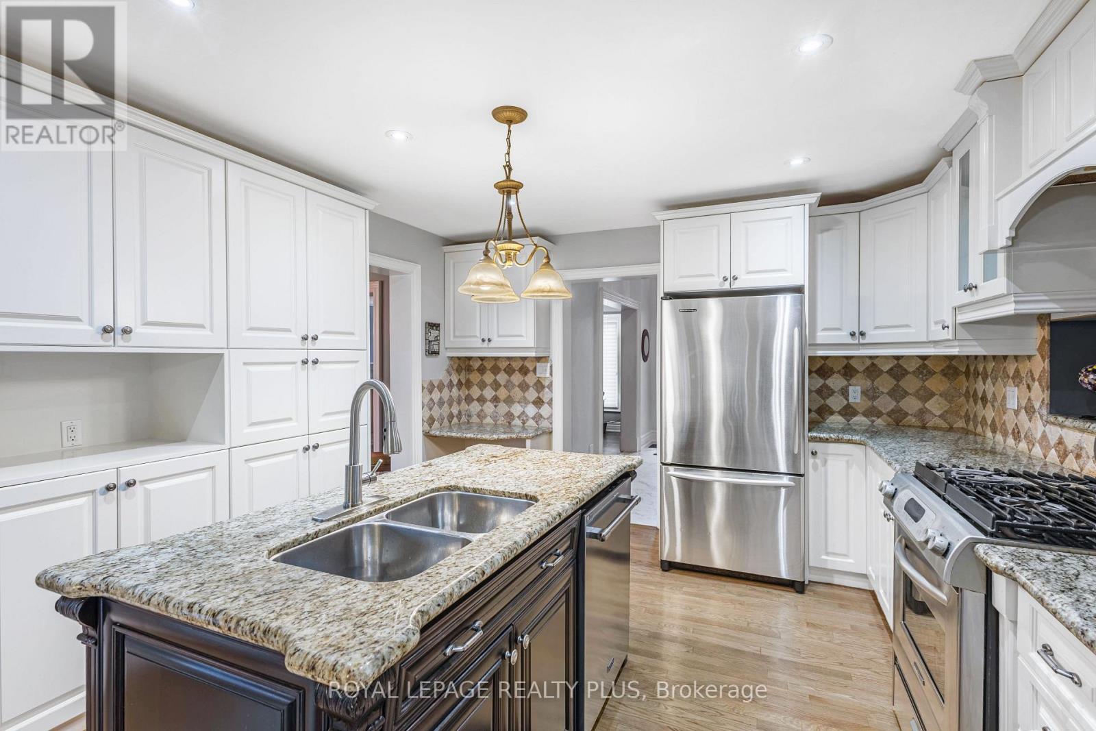 4279 Bridlepath Trail, Mississauga, ON - Indoor Photo Showing Kitchen With Stainless Steel Kitchen With Double Sink With Upgraded Kitchen