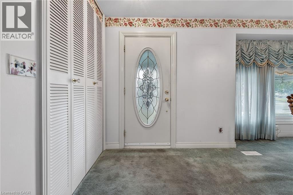 Entrance foyer with carpet flooring and baseboards - 21 Bluebird Avenue, Hamilton, ON - Indoor Photo Showing Other Room