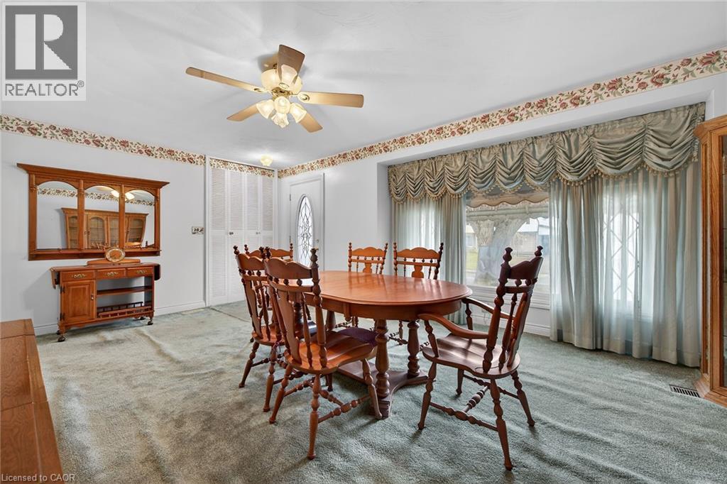 Carpeted dining space with ceiling fan and baseboards - 21 Bluebird Avenue, Hamilton, ON - Indoor Photo Showing Dining Room