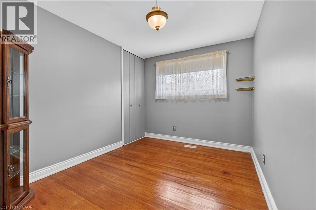 Unfurnished room with light wood-style flooring and baseboards - 21 Bluebird Avenue, Hamilton, ON - Indoor Photo Showing Other Room