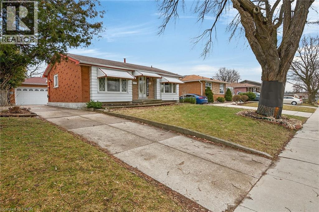 Single story home featuring a front yard - 21 Bluebird Avenue, Hamilton, ON