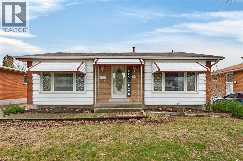 View of front facade with a front yard - 21 Bluebird Avenue, Hamilton, ON